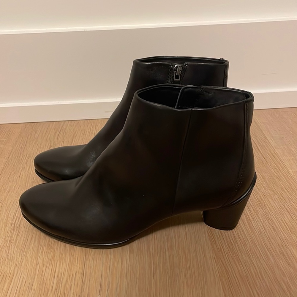 NWOT ECCO LEATHER BOOTIES